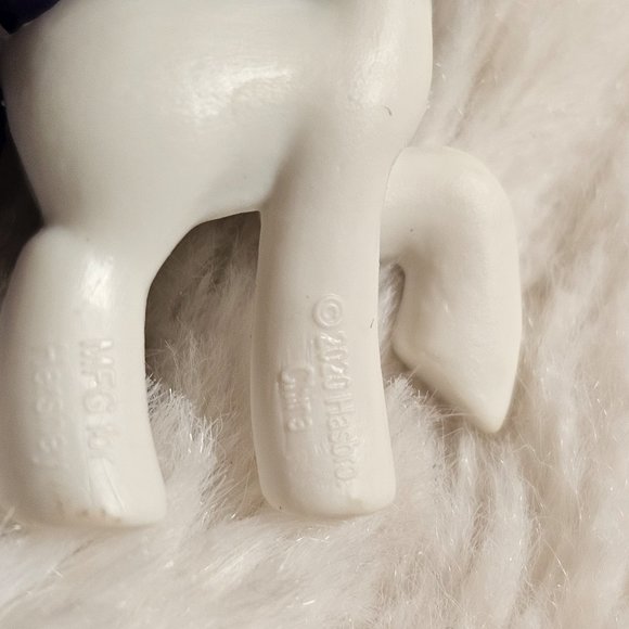 My Little Pony Surprise Kisses Rarity Figure by Hersheys 2020 - Picture 3 of 4